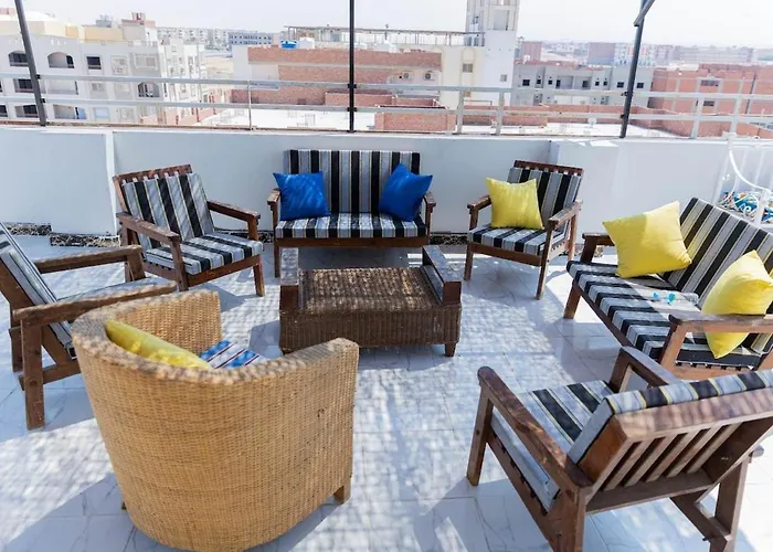 公寓 A Rare Find Spacious Modern Arabic Style In Beautiful A Building With An Host Also Has A Grand Rooftop Terrace With Mountain And Sea Views 15 Mins From Airport