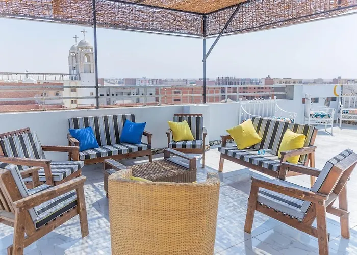 شقة A Rare Find Spacious Modern Arabic Style In Beautiful A Building With An Host Also Has A Grand Rooftop Terrace With Mountain And Sea Views 15 Mins From Airport *